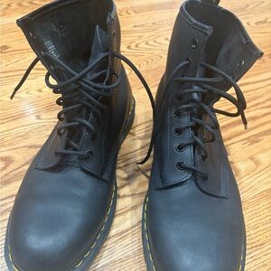 Dr. Martens Black Classic Leather Lace-Up Boits